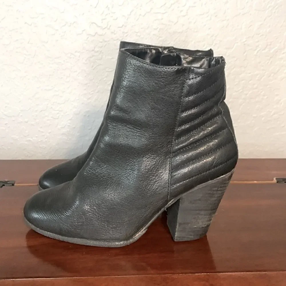 Vince Camuto black ankle booties size 8.5‎